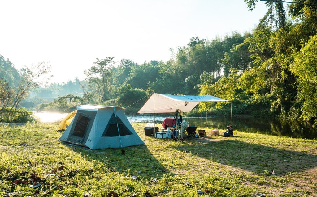 Campamento al atardecer